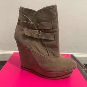 ShoeDazzle  JAIN beige booty size 9.5